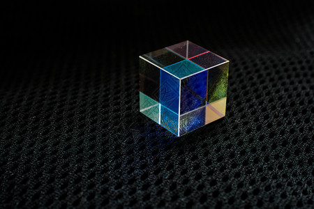 彩色明亮的玻璃棱镜立方体以鲜艳的彩虹色折射光辉光照明意义水晶盒子亮度活力过滤器科学实验背景图片