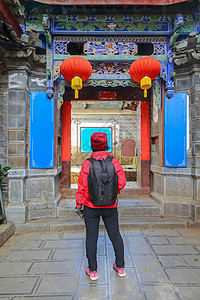 中国中年女性在中国瓷器 清新老城 梁江 日南等地旅行假期冒险幸福灯笼女士游客旅客自由一个人闲暇背景图片