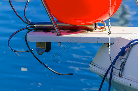 停泊在港口的游艇 游艇和摩托艇的特写 炎热的一天 码头的蓝水 蓝天引擎闲暇驾驶车轮活力梯子船运支撑运动娱乐背景图片