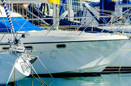 停泊在港口的游艇 游艇和摩托艇的特写 炎热的一天 码头的蓝水 蓝天海洋假期快艇力量奢华发动机船运支撑娱乐梯子背景图片