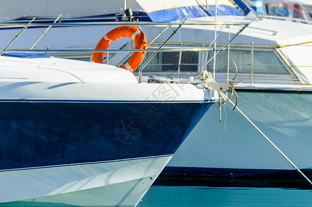 停泊在港口的游艇 游艇和摩托艇的特写 炎热的一天 码头的蓝水 蓝天船运梯子奢华引擎驾驶闲暇旅行车轮发动机海洋背景图片