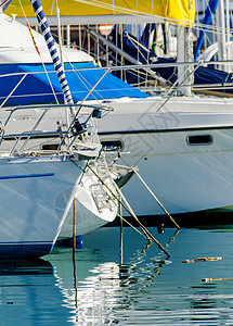停泊在港口的游艇 游艇和摩托艇的特写 炎热的一天 码头的蓝水 蓝天梯子支撑发动机引擎奢华运输旅行闲暇活力快艇背景图片