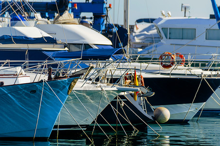 停泊在港口的游艇 游艇和摩托艇的特写 炎热的一天 码头的蓝水 蓝天假期车轮海洋快艇梯子娱乐驾驶船运奢华支撑背景图片