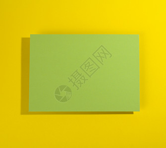 黄黄色带阴影背景的绿纸空白绿色纸页背景图片