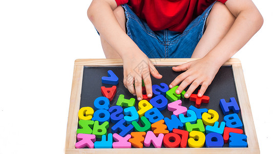 小男孩和五颜六色的字母表字母块作为教育概念幼儿园公司童年字体语法学生玩具阅读英语立方体背景图片