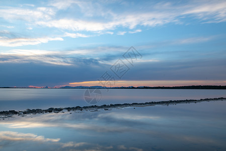 坦普林日落在西班牙福门捷拉萨林自然公园的伊斯塔尼教普德中海滩天空翅膀支撑动物海洋旅行码头假期蓝色背景