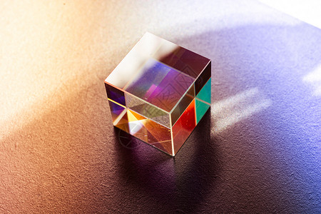 彩色明亮的玻璃棱镜立方体以鲜艳的彩虹色折射光实验意义向色教育技术照明光学辉光盒子过滤器背景图片