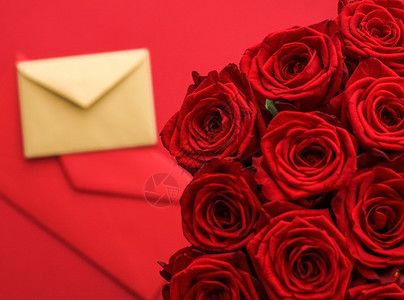 信与玫瑰情人节的情书和送花服务 红色背景的豪华红玫瑰花团和纸信封红底邮政明信片花束礼物花朵邀请函爱情生日卡片假期背景