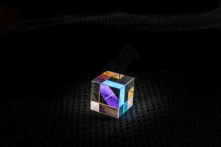 二色花藤彩色明亮的玻璃棱镜立方体以鲜艳的彩虹色折射光射线亮度技术向色水晶活力照明科学光学教育背景