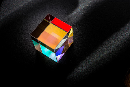 彩色明亮的玻璃棱镜立方体以鲜艳的彩虹色折射光技术实验物理光学过滤器活力科学教育照明向色背景图片
