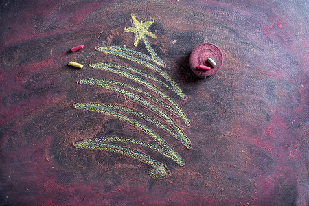 小圣诞树红色庆典星星反射粉笔黑板背景图片