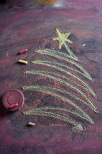小圣诞树红色星星反射黑板庆典粉笔背景图片
