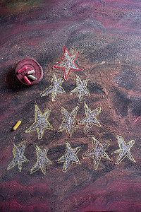 小圣诞树星星黑板反射红色粉笔庆典背景图片