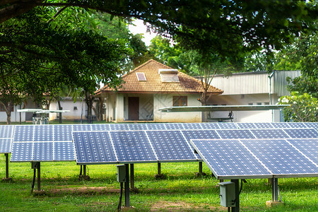 集电极关于屋顶上住宅的太阳能面板 替代能源概念 清洁能源 绿色能源等专题背景