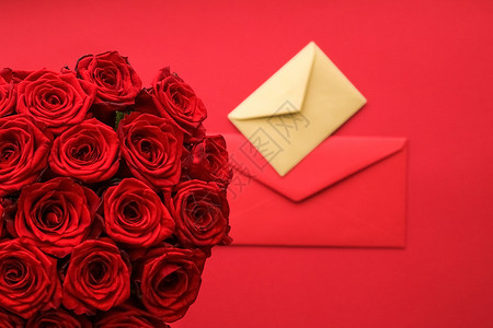 情人节的情书和送花服务 红色背景的豪华红玫瑰花团和纸信封红底婚礼电子邮件花朵平铺邮件卡片热情展示送货假期背景图片