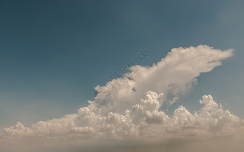 太阳闪耀在天空的云中 云的形状唤起想象力和创造力 笑声阳光阴霾场景蓝色天气气氛环境天堂艺术自由背景图片