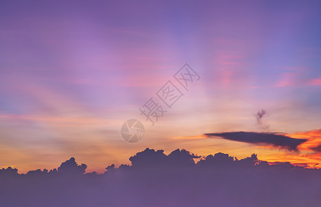 美丽的日落天空在云层上方 闪耀着灿烂的光芒 美丽明亮的日落风景生活草地阳光气氛场地天线天堂自由天空云景背景图片