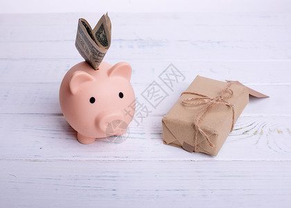 银行礼品木本小猪银行和礼品背景