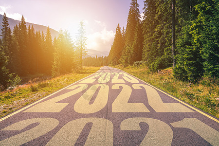 空荡荡的柏油路和 2021 2022 2023 年的新年概念 开在山间空旷的路上 迎接即将到来的2021 2022 2023 把背景图片