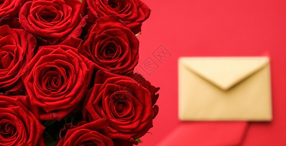 情人节的情书和送花服务 红色背景的豪华红玫瑰花团和纸信封红底婚礼玫瑰卡片平铺通讯邀请函礼物爱情邮政奢华背景图片