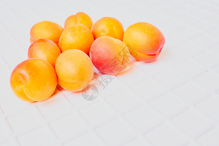 香糯贵妃杏以白肋骨背景隔离的新鲜成熟杏子水果国家花园饮食地球包装村庄收成重量香味产品背景