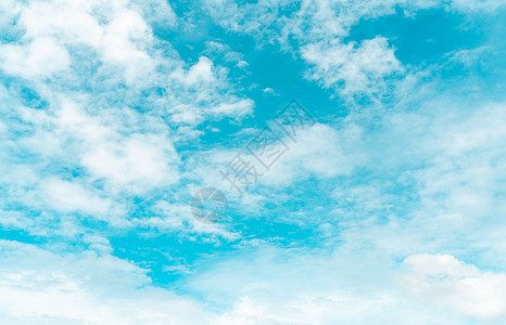 蓝天上蓬松的白云 触感柔软如棉 白色蓬松的云景 自然之美 特写白色高积云纹理背景 晴天的天空 纯洁的白云背景图片
