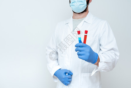 研究科学家比较不同的样本 医生展示治愈方法 化学家展示新疗法 护士解释药物 测试抗生素剂量技术员口罩手套细菌实验工作服化学外科生背景