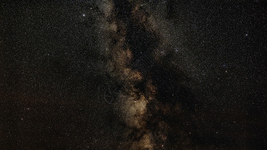 夜空中有许多星星 银河系围绕着天鹰座和盾牌座可见 长曝光堆叠照片背景图片