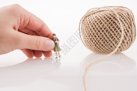 羊毛图标女人在威胁的亚麻线轴旁边女士女孩数字线索缝纫绳索红色细绳白色工艺背景