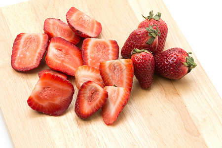 草莓片片食物饮食木头白色红色水果背景图片