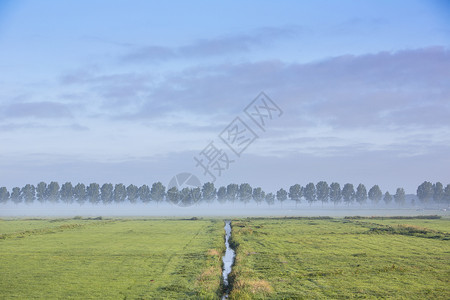 沟渠水反映夏初清晨蓝天 在河内阿姆斯特丹附近的绿草地地带的蓝色天空农场运河树木农村阳光农田环境农业地平线场地背景