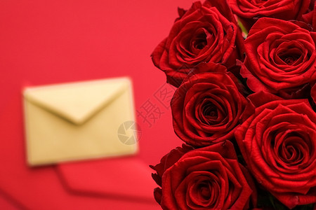 手绘花束与信情人节的情书和送花服务 红色背景的豪华红玫瑰花团和纸信封红底花朵通讯邀请函奢华平铺展示热情假期礼物玫瑰背景