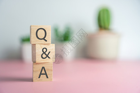 在木制立方体上 用有背景的手握着Q和字母表 问答的含义论坛解决方案测验服务社区教育知识顾客骰子网站背景图片