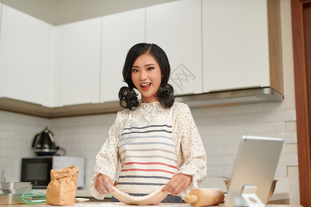 女人在厨房桌上做小块钱蛋子家务厨师面团面包手工烹饪面粉食谱桌子女士背景图片