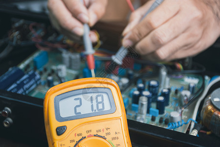 检查电路数字多米电子电路板电压的电动检查电压器背景