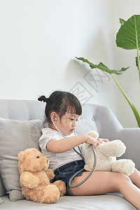 亚洲小女孩玩洋娃娃玩具 亚洲小女孩手里拿着听诊器检查洋娃娃玩具职业白色疾病药品孩子孩子们医疗儿科医院女孩背景图片