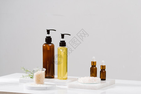 浴室盐肥皂酒吧和液体 淋浴器 Gel 阿罗玛沙盐瓶子玻璃洗剂药品香水产品浴室奶油奢华棕色背景