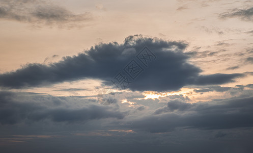 美丽的日落天空在云层上方 闪耀着灿烂的光芒 美丽明亮的日落风景草地天气地面阳光农村天线云景天堂天空空气背景图片