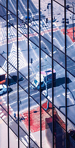 现代摩天大楼的玻璃窗网格镜子商业金属办公室玻璃街道技术城市窗户背景图片