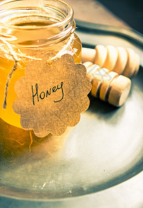 黄色蜜蜂标签加加蜂蜜罐蜂蜜液体桌子木材甜点乡村玻璃剥皮勺子标签背景