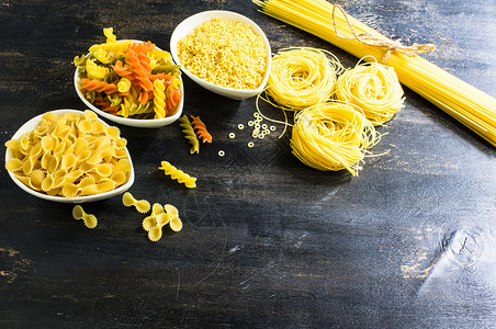 面食烹饪概念木头餐厅面条迷迭香菜单盘子乡村阳光桌子美食背景图片