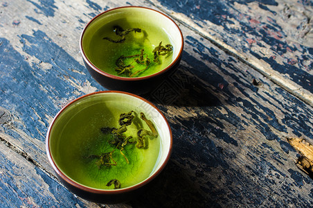健康食品概念树叶绿色饮食勺子乡村筷子桌子背景图片