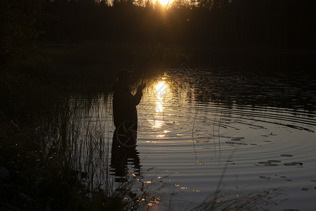 夜间钓鱼 日落时渔夫正在抓鱼 没有重点背景