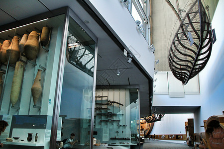 港口博物馆参观卡塔赫纳水下博物馆的旅游者和访客旅行游客帆船市中心游艇宝藏博览会长廊博物馆背景