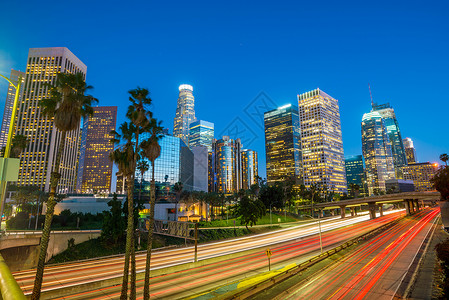 洛杉矶市中心在高峰时段的天线天际高楼交通市中心摩天大楼城市汽车旅行海岸尾灯背景图片