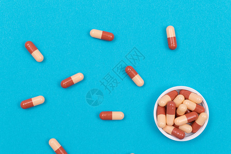 制药工业和医药产品蓝桌上的彩色药丸胶囊药剂剂量贸易背景止痛药危险治愈药品治疗背景图片