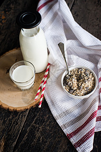 生锈桌上的健康食品餐巾瓶子牛奶装饰饮食盘子早餐粉笔桌子木板背景图片