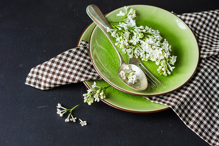 带白银色的春桌设置盘子风格婚礼桌面胃口银器植物群桌子丝带咖啡店背景图片