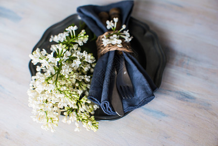 带白银色的春桌设置绳索银器装饰咖啡店桌子餐巾风格桌面植物群婚礼背景图片