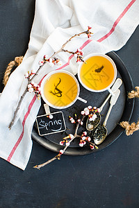 绿茶和桃花作为春季概念树叶饮料茶叶饮食乡村杯子樱花玻璃桌子筷子背景图片